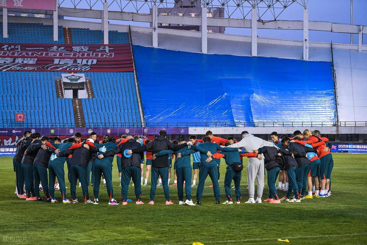 包含人气球星赛场发光，助队士气高涨的词条